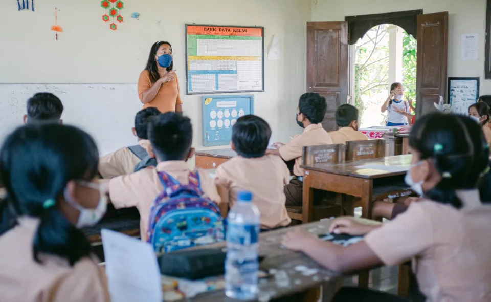 Học sinh làm bài trên bảng